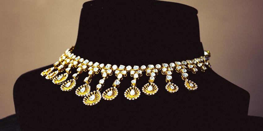 Shopping in Rajasthan’s Johari Bazaar features vibrant markets of jewellery and textiles.