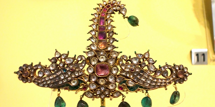 Johari Bazaar offers exquisite Rajasthani jewellery, gemstones, and ethnic clothing.
