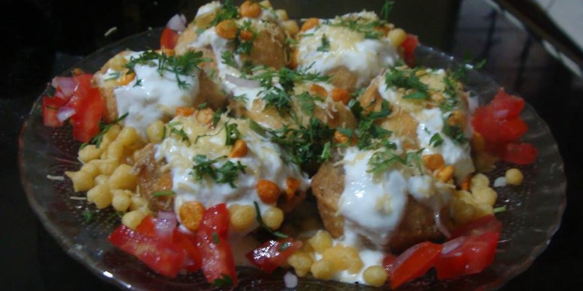 Explore Johari Bazar's jewellery and indulge in delicious snacks like sev puri and dahi puri