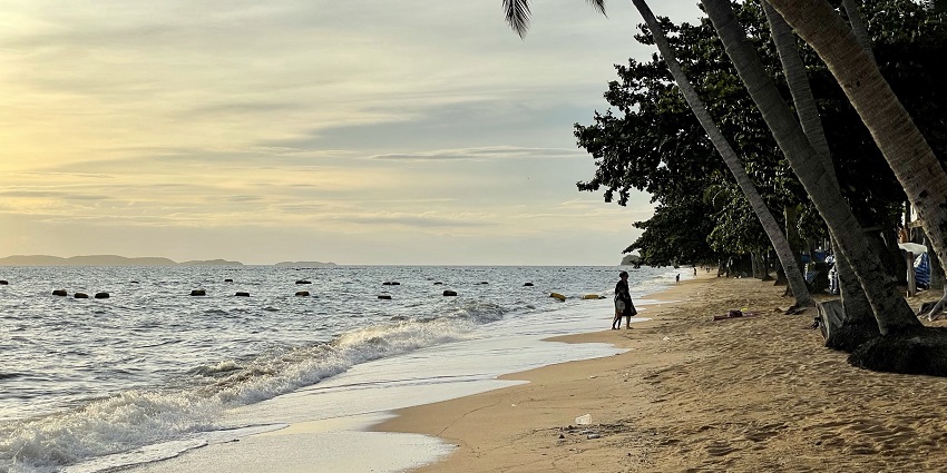 Jomtien Beach is a peaceful spot for you and your partner where you can enjoy coastal food