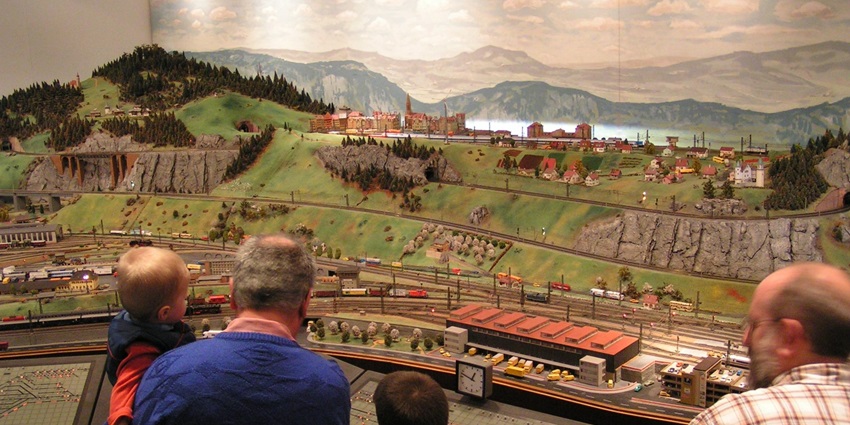 Joshi’s Museum features model trains and insights into railway engineering.