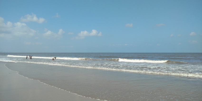Juhu Beach is one of the best places to visit in Bandra for couples offering sunset views.