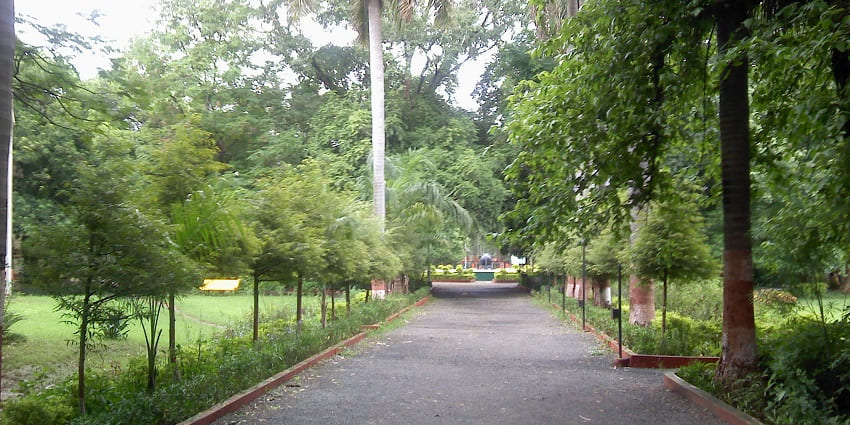 Aeroplane Garden in Juhu, perfect for family picnics and play.