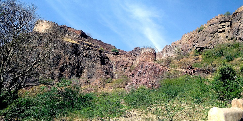 Juna Fort in Barmer showcases Jain temples, carvings, and serene lake.