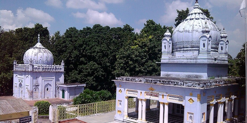 Kabir Chabutra, a peaceful site for meditation is a very famous attraction to explore.
