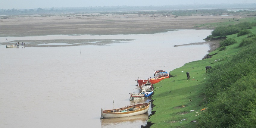 Kabirvad is a banyan tree located on a small river island in Narmada river in Bharuch