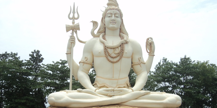 Serene environment at the Shiva statue in Kachnar City Shiva Temple, near Jabalpur