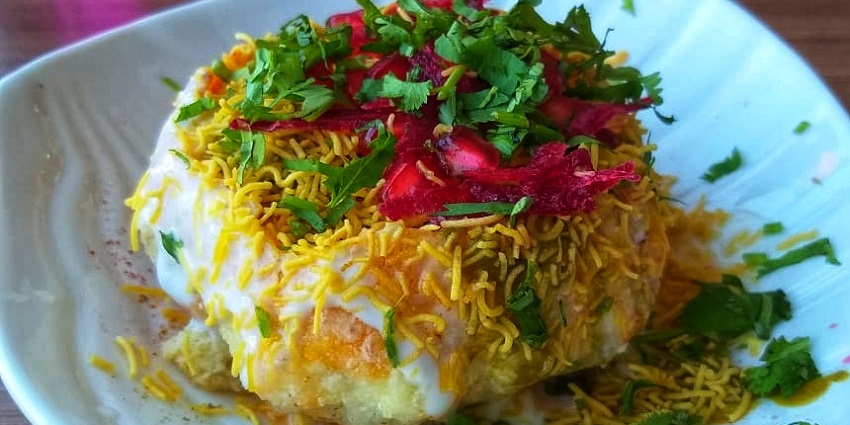 An image of Kachori, a lentil-filled pastry with chutney, is one of the best foods in Ajmer.