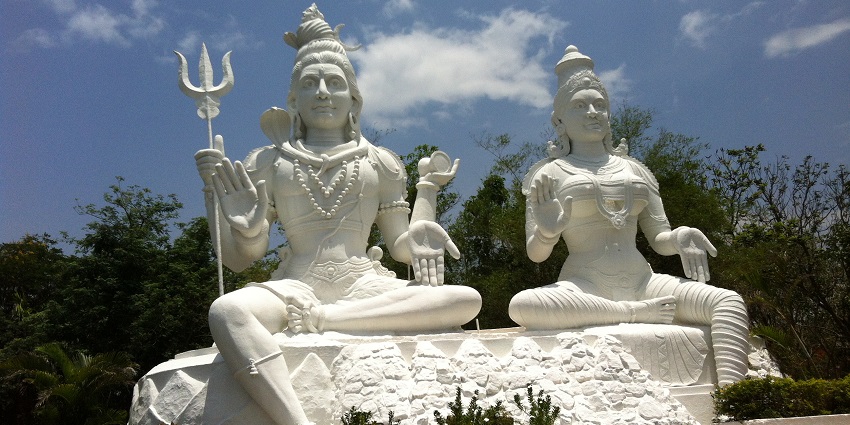 A glimpse of the majestic statues of Lord Shiva and Goddess Parvati at Kailasagiri.