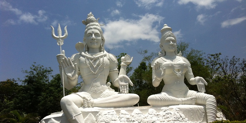 Statue of bhagwan shiv and mata parvati at the Kailasagiri Hill Park near submarine museum
