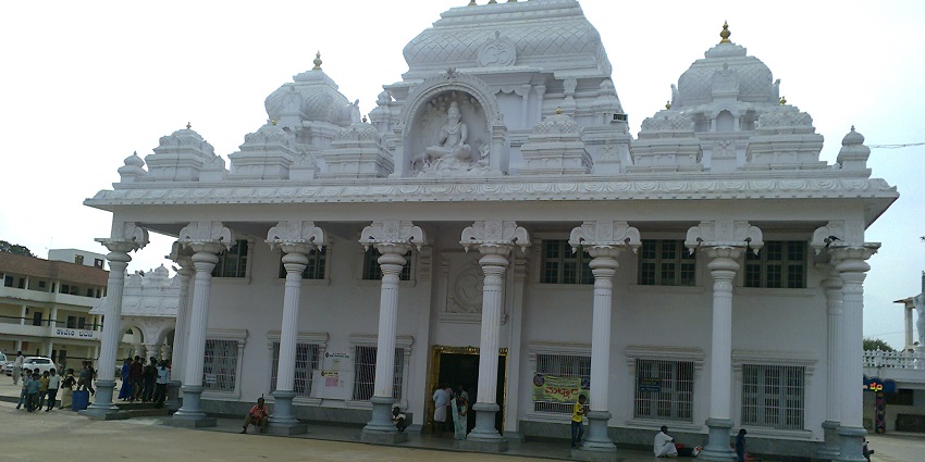 Yogi Narayana Temple in Kaivara, one of the spiritual places to visit near Lepakshi.