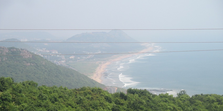 Kaiwara Betta, a small picturesque hill, is located near the Kaiwara National Park.