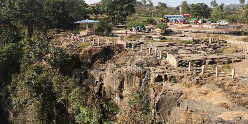 An image showing the view of Kakda Kho in Mandu, one of the best places to visit in Mandu.