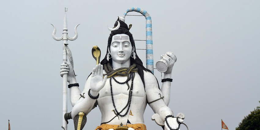 n image of Kalinjar Mahadev Temple along the banks of the Kalinjar River in Katni.