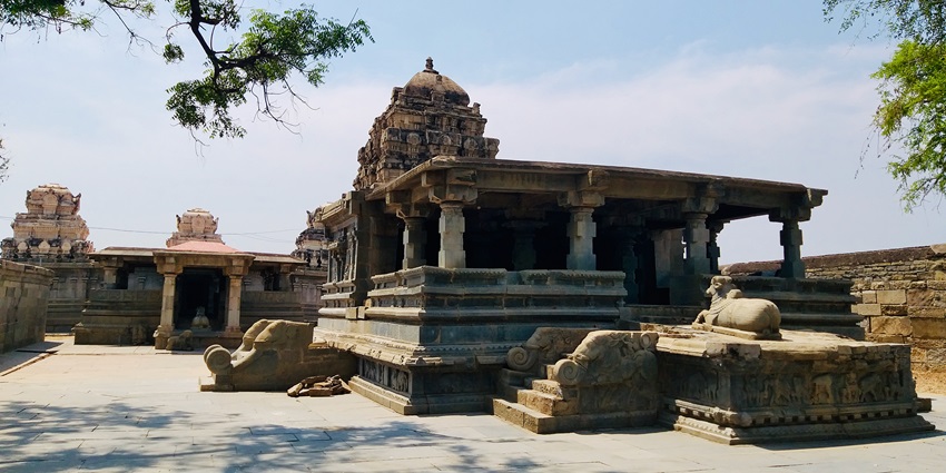 Kamakshi Temple, one of the temples in Kadapa, has beautiful sculptures that date back to the 10th century.