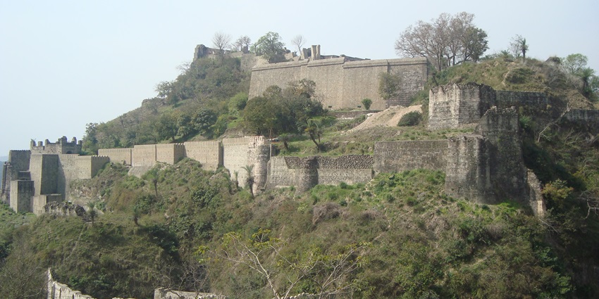 A Fort viewed from the Sansar Chandra Museum, showcasing its historic architecture.