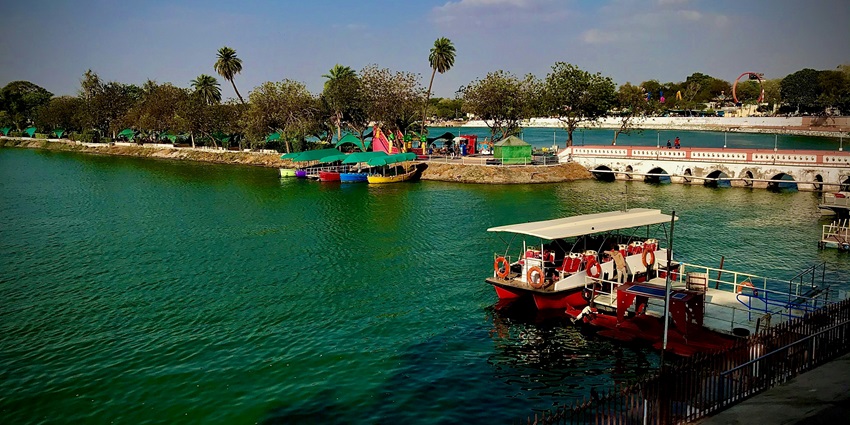 Image of the Kankaria Lake with boats on the side for some rides and adventure