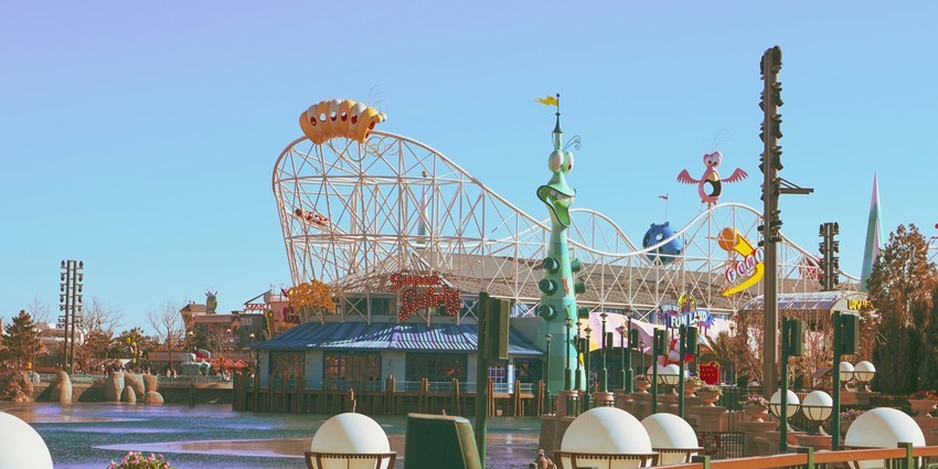 An image of the rides in Kankaria Theme Park, one of the amusement parks in Ahmedabad.