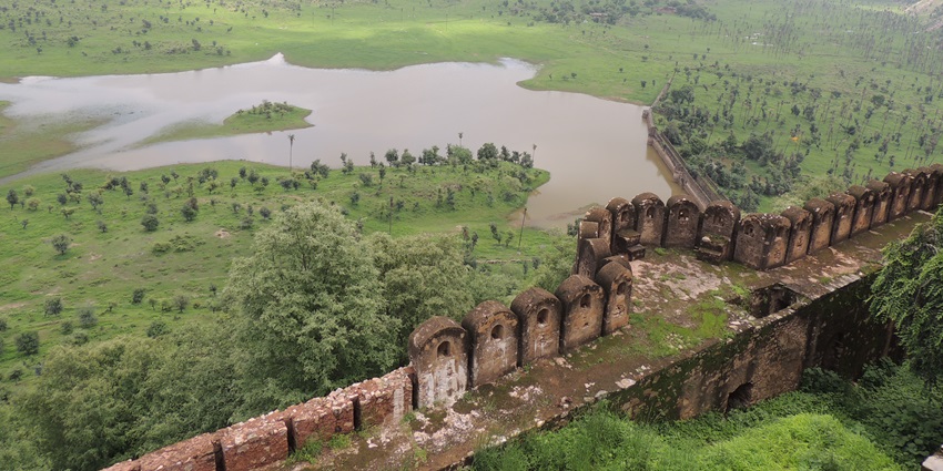 Stunning view from Kankwari Fort, offering a panoramic view of Sariska tourist place.