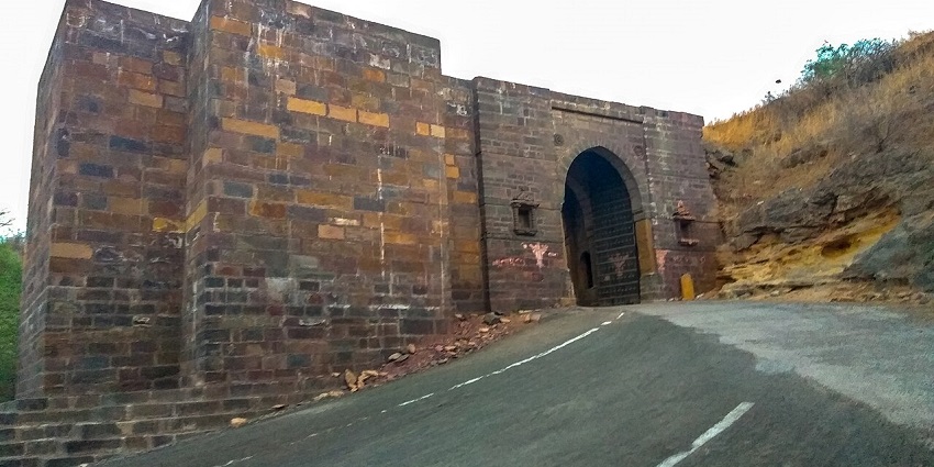 A picture of the entrance of a fort in Ahmedabad built using traditional architecture techniques