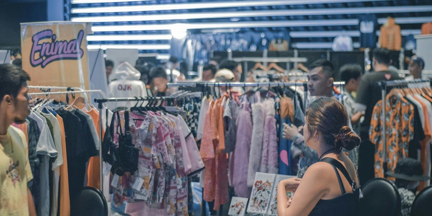 Kapda Bazaar, one of the shopping places in Amritsar showcasing traditional garments.