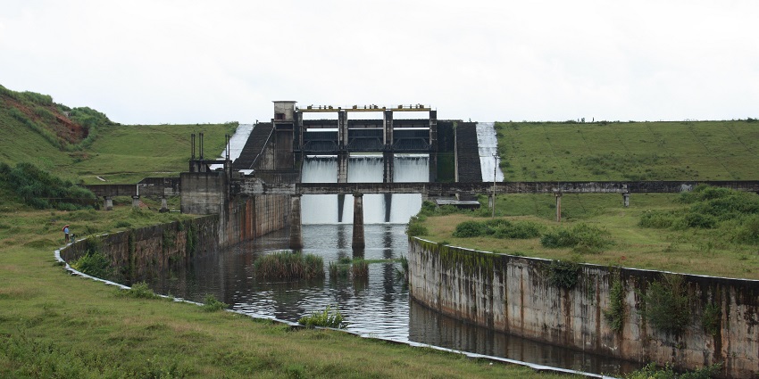 A picture of a dam near the Wayanad Tea Museum with a canal moving nearby