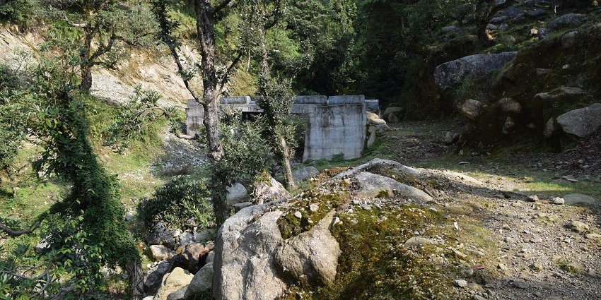 Starting the trek on the road behind Kareri to embark on the journey.