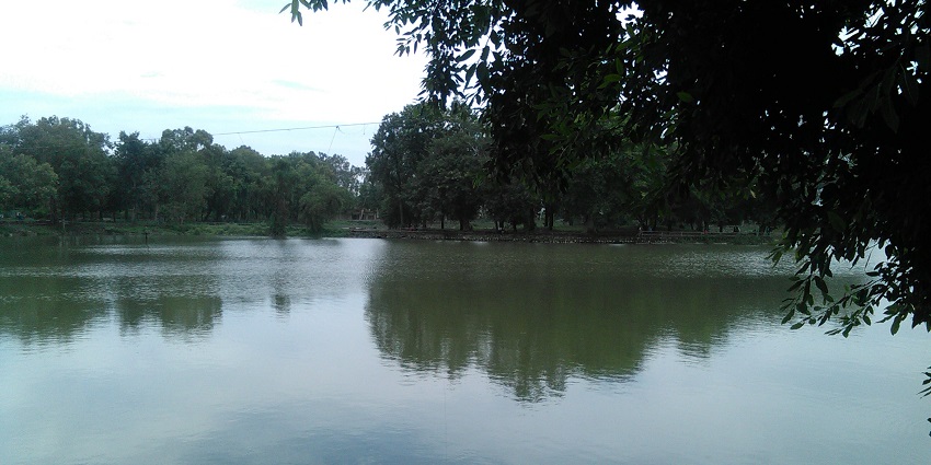 An image of Karna Lake which is one of the places to visit in Sonipat, Haryana, India.
