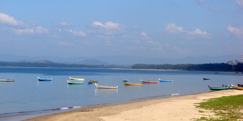 Karwar Beach is the nearest beach to Belgaum, offering a sandy coast and traditional boats anchored to the shore and floating in the sea.