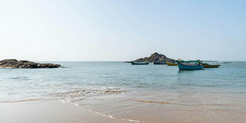 The beaches in Honnavar like Kasarkod Beach offer scenic views of the golden sands and placid waters