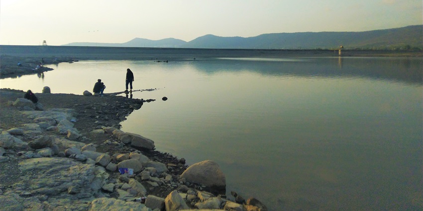 A glimpse of scenic Kasarsai Dam in Pune, perfect for boating and family outings.