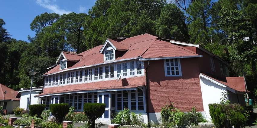 Colonial-style Circuit House in Kasauli surrounded by pine trees–_hill stations near gurugram