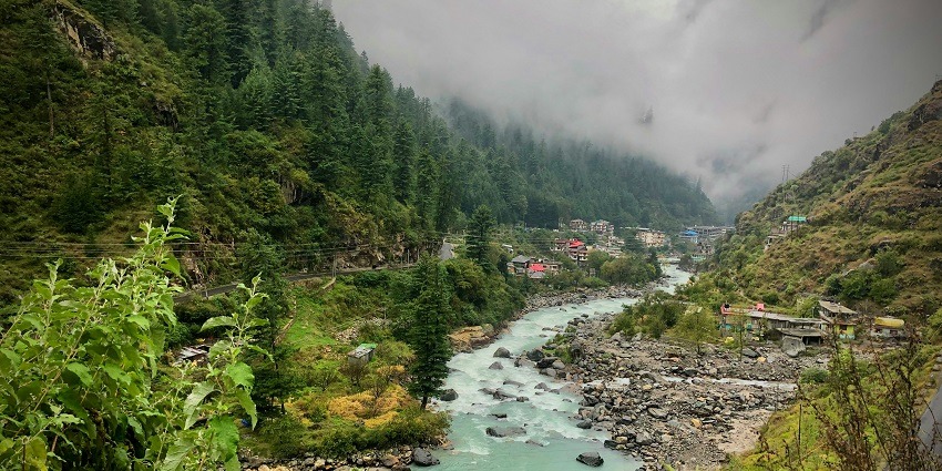 Image of Kasauli in Himachal Pradesh, surrounded by lush green mountains