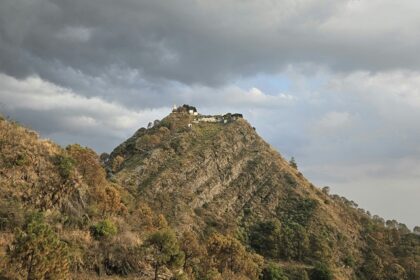 A panoramic view of Kasauli, showcasing trekking in Kasauli and green hills.