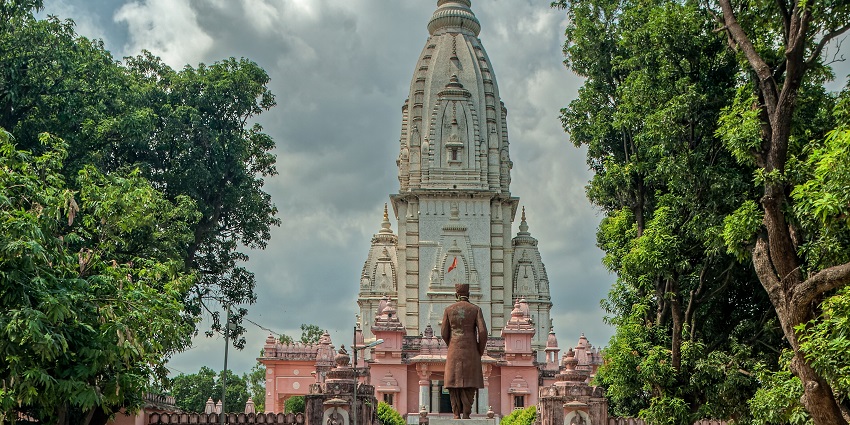 A image of Kashi Vishwanath temple, exhibiting its multifaceted carvings