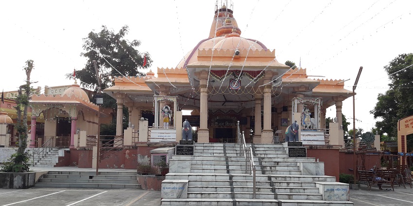 Kashi Vishwanath temple, one of the best attractions to see near Shamlaji temple