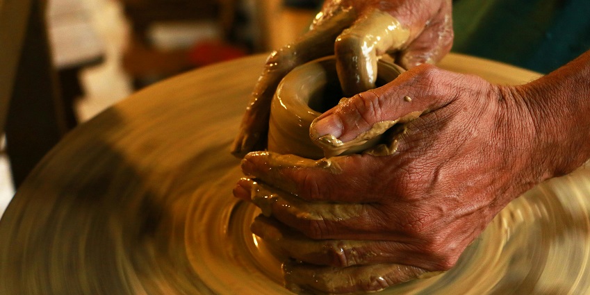 A picture of traditional artisans at Katangi Kala, a cultural hotspot among tourist spots.