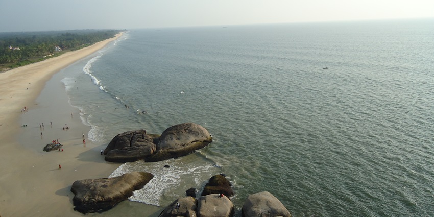 Kaup Beach is a scenic beach, popular for its historic lighthouse and amazing views.
