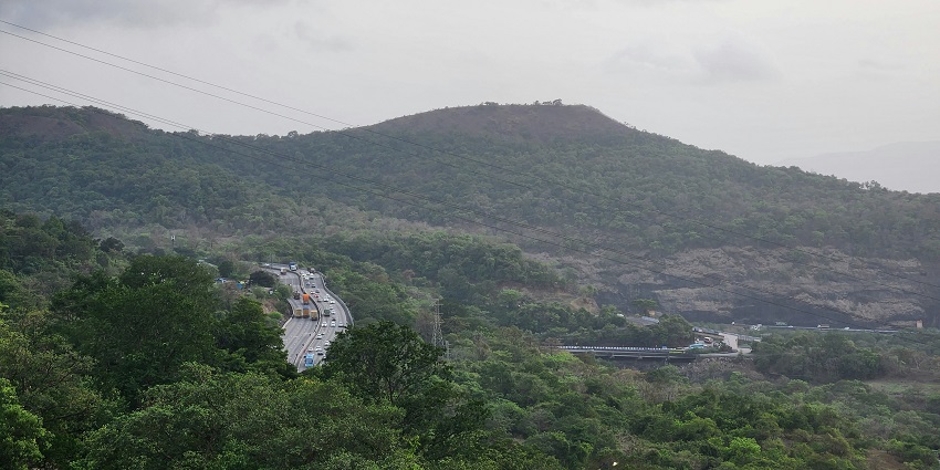 An idyllic view of Kavadiya Hills featuring majestic mountains and lush greenery.