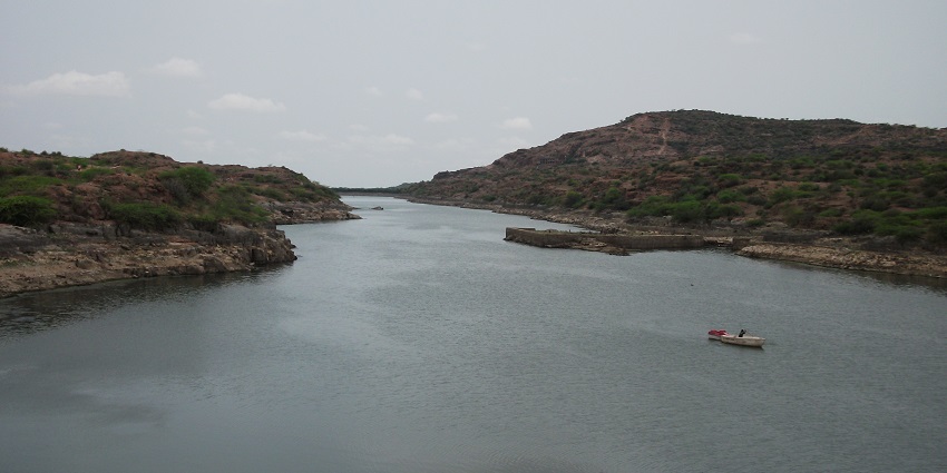 Kaylana Lake near Dhawa Doli is a serene spot for boating and bird watching amidst desert landscapes.