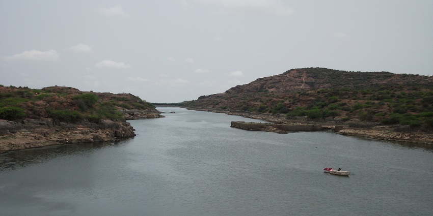 A view of the serene Kaylana Lake, one of the best places to visit in Jodhpur in evening.