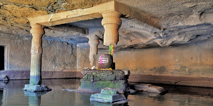 An image of Kedareshwar Temple in Dewas which is a dedicated place of worship for devotees.