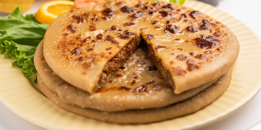 Keema naan is served with different types of chutney and curry