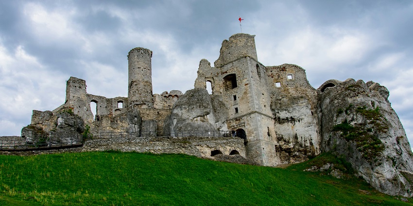 A breathtaking vista of a fort exuding old-world-charm nested atop a hill in Kesroli.
