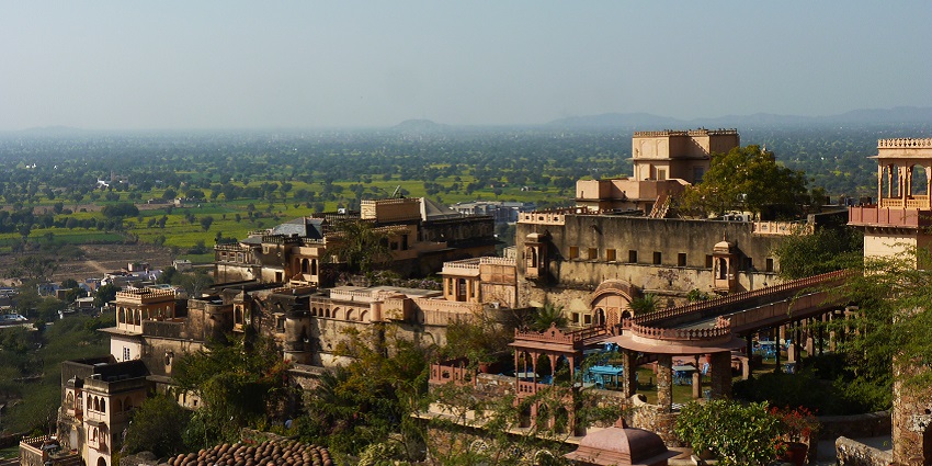 Kesroli Fort is a serene 14th-century site with antique rooms and sunset views.