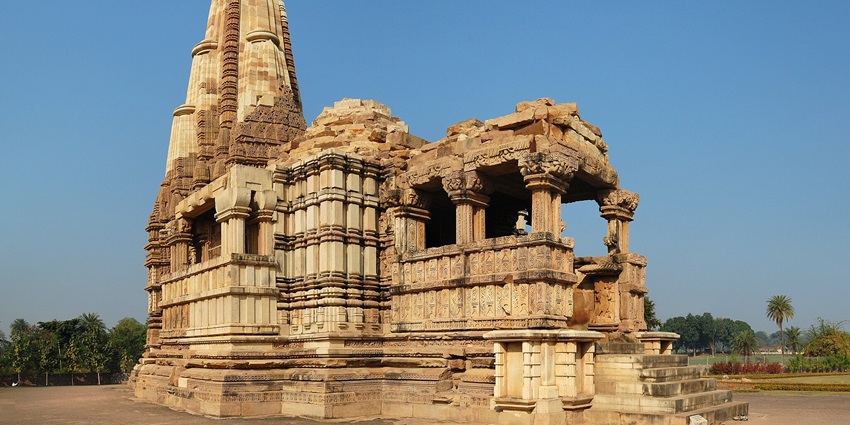 An image of the Duladeo Temple, a part of Khajuraho temples. They are amongst the best places to see near Khajuraho National Park
