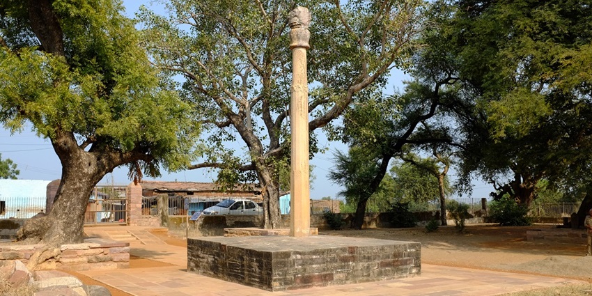 An image of the historical Khamba Baba, one of the best places to visit in vidisha