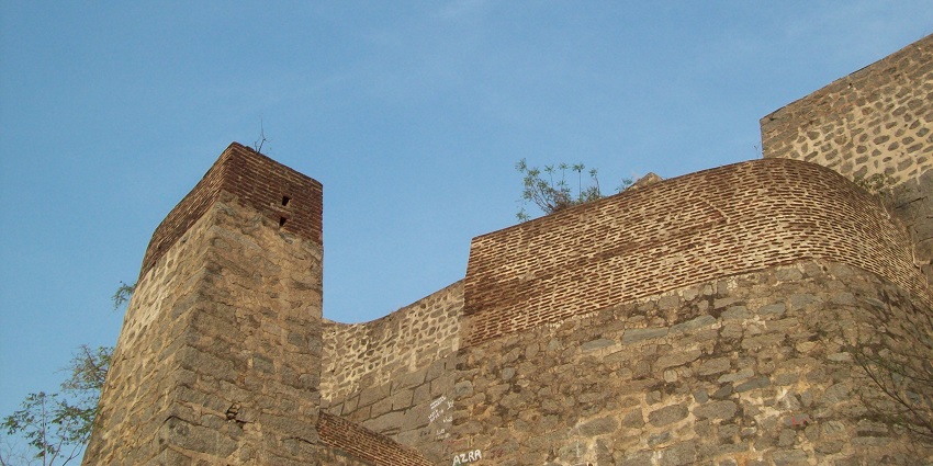 A picture of a famous fort, one of the best places to visit near Vijayawada, having tall walls and ancient architecture