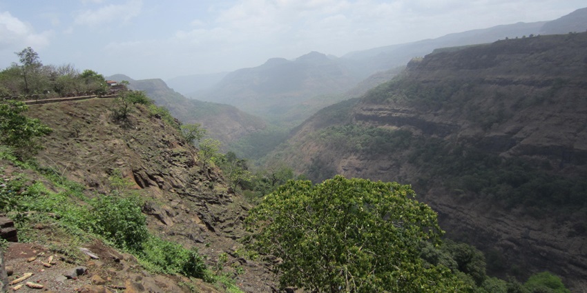 Khandala hill station offers landscapes, trekking, paragliding, and local cuisine.