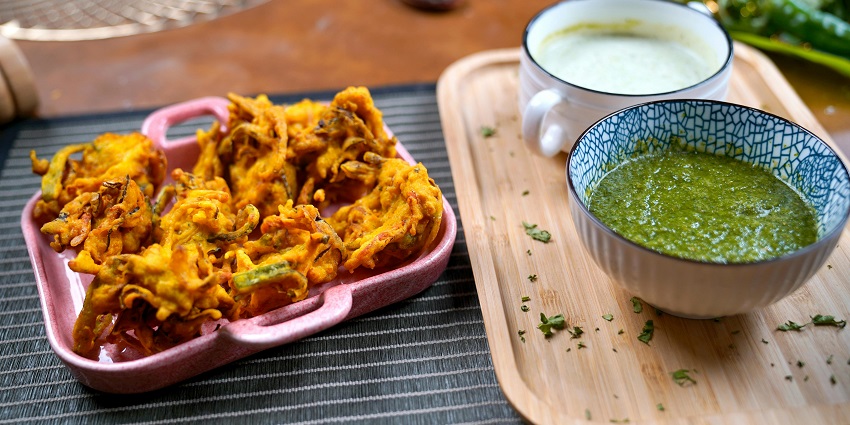 Crispy and hot pakora served with green chilli chutney, one of the best foods in Vadodra.